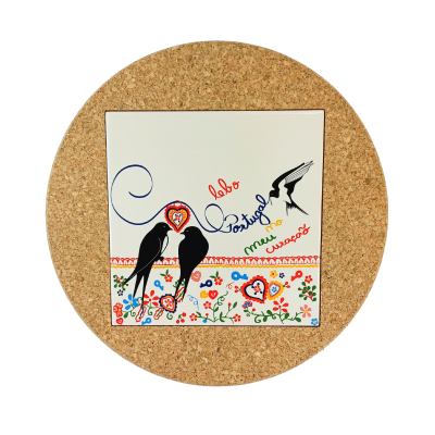 Quadro decorativo com pássaros e texto colorido sobre base de cortiça redonda
