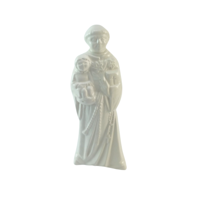 Estátua branca de santo segurando uma criança, feita de cerâmica com detalhes em relevo.