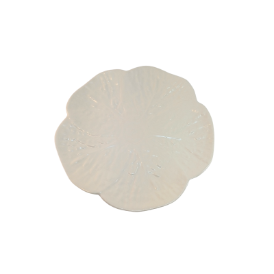 Prato branco em forma de flor com textura em relevo.