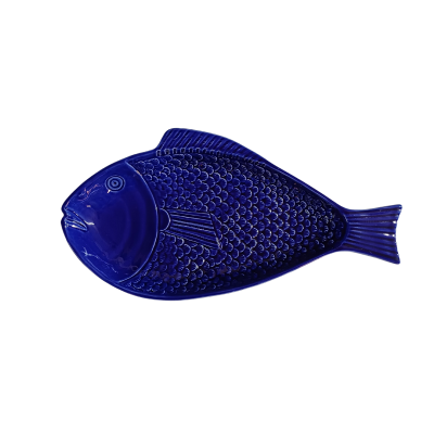 Prato cerâmico azul em forma de peixe com textura de escamas