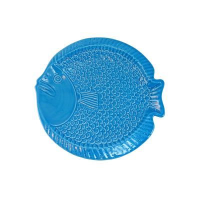 Prato cerâmico azul em forma de peixe com textura de escamas