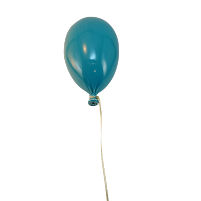 Balão azul pendurado com corda em fundo branco