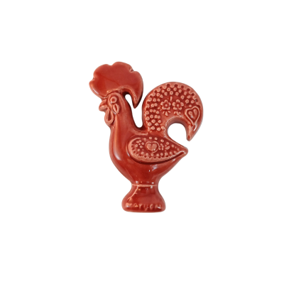 Galo de Barcelos vermelho em cerâmica com relevo e superfície brilhante