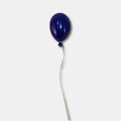 Balão azul escuro suspenso com cordão branco