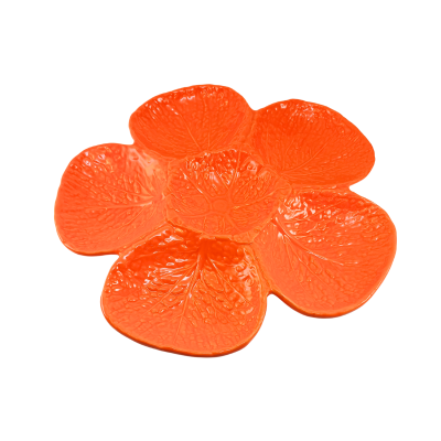 Prato decorativo laranja em forma de flor com textura de folhas