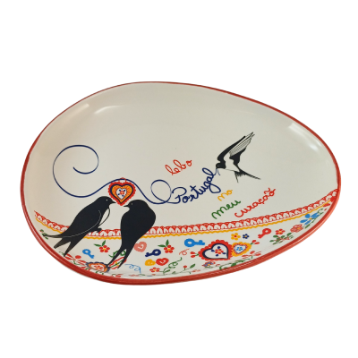 Prato oval cerâmico branco com decoração de pássaros e flores coloridas e texto em português