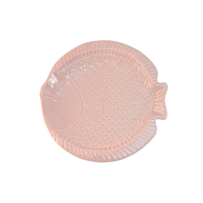 Prato rosa em forma de peixe com textura detalhada