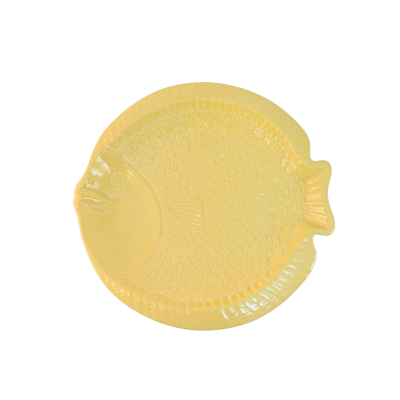 Prato cerâmico amarelo em forma de peixe com detalhes em relevo