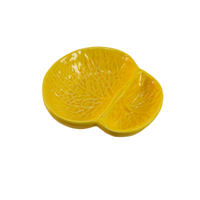 Prato amarelo de cerâmica com desenho de folhas dividido em duas partes