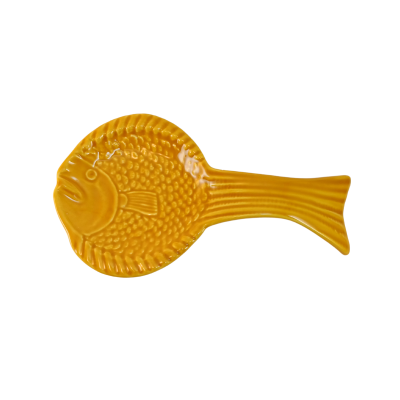 Prato amarelo em forma de peixe em cerâmica com texturas