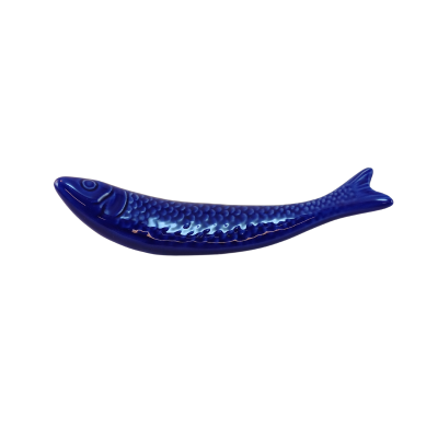 Prato de cerâmica azul em forma de peixe com textura de escamas
