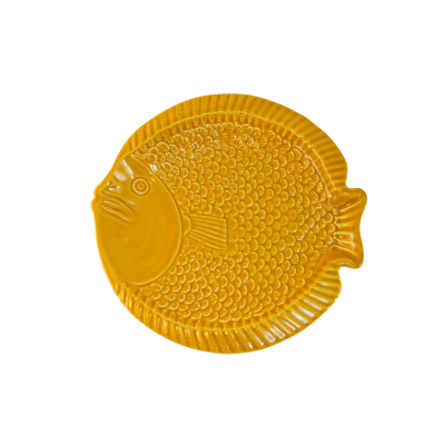 Prato amarelo em cerâmica com formato e textura de peixe
