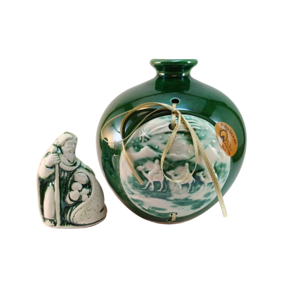 Vaso decorativo verde em cerâmica com figura humana em cerâmica ao lado.