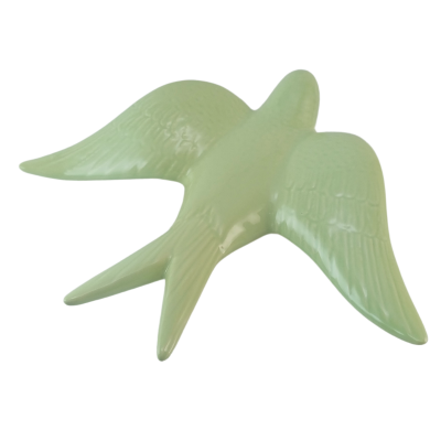 Figura decorativa verde em forma de pássaro com asas abertas