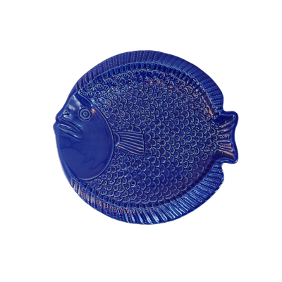 Prato decorativo azul em forma de peixe com textura de escamas