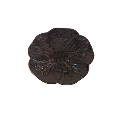 Prato decorativo em cerâmica preta com relevo em forma de flor