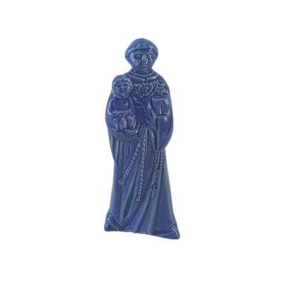 Estatueta religiosa azul em cerâmica com santo segurando criança e livro.