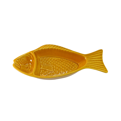Prato de cerâmica amarelo em forma de peixe com textura de escamas