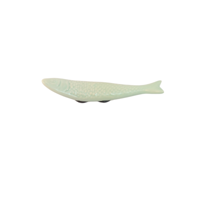 Figura decorativa cerâmica em forma de peixe verde pastel com textura de escamas