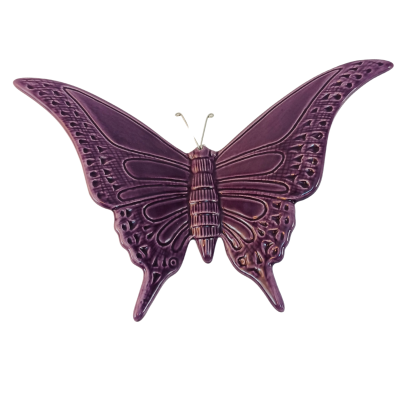 Figura decorativa de borboleta roxa em cerâmica com detalhes texturizados