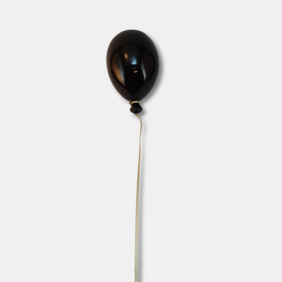 balão preto brilhante com cordão branco