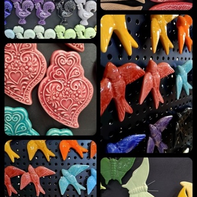 Ímanes decorativos de cerâmica em várias formas e cores com detalhes em relevo sobre fundo negro