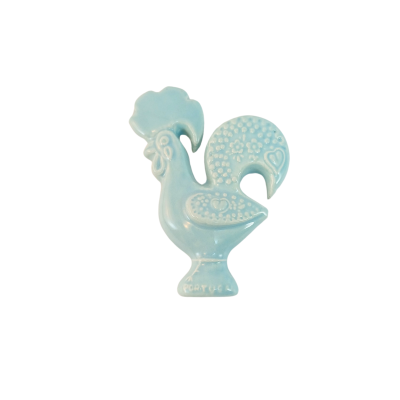 Figura decorativa de galo azul claro em cerâmica com detalhes e texto 'PORTUGAL'.
