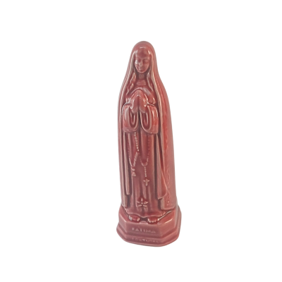 Estátua religiosa vermelha de cerâmica com figura feminina e terço na base hexagonal