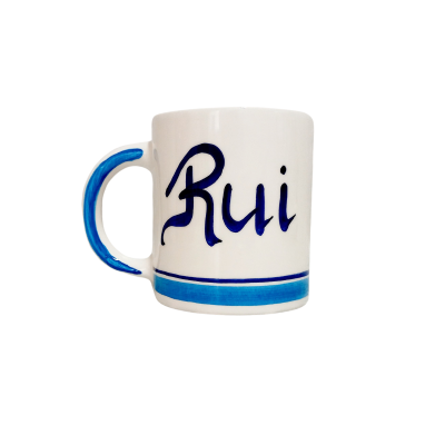 Caneca branca de cerâmica com o nome Rui em azul e pega azul.
