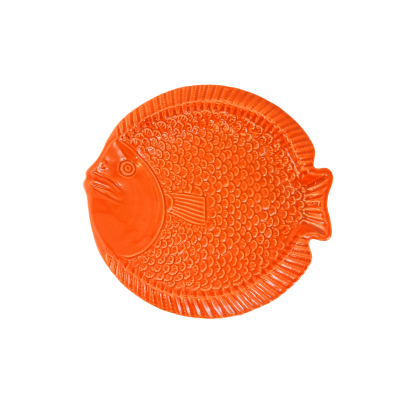 Prato de cerâmica laranja em forma de peixe com textura de escamas