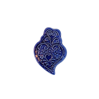 Medalha azul em cerâmica com padrão de corações e flores