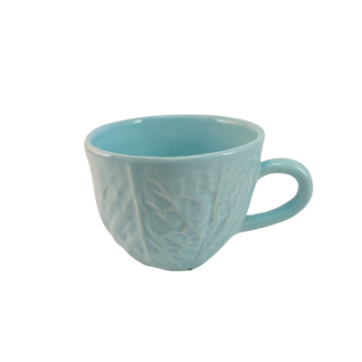 Caneca azul claro com textura de folhas