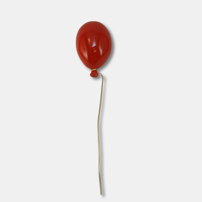 Balão vermelho de látex com cordão branco em fundo branco