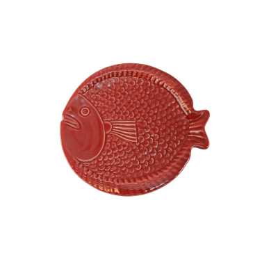Prato vermelho em cerâmica em forma de peixe com textura detalhada