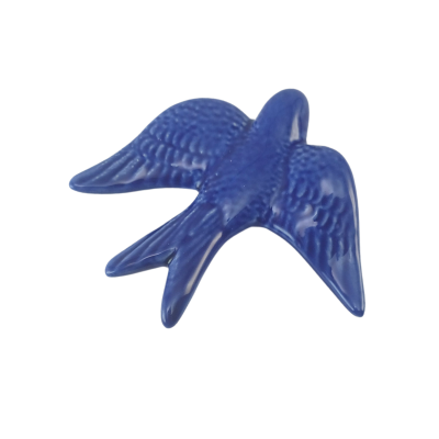 Estatueta azul em forma de pássaro com asas abertas