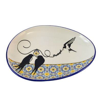 Prato oval de cerâmica com padrão azul e amarelo e andorinhas pretas