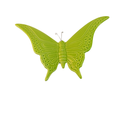 Borboleta decorativa verde em cerâmica com asas texturizadas e antenas metálicas
