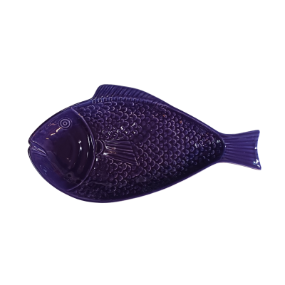 Prato cerâmico roxo em forma de peixe com textura de escamas.