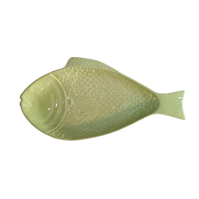 Prato cerâmico verde claro em forma de peixe com textura escamada