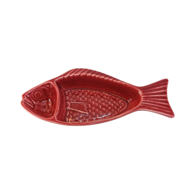 Prato vermelho em forma de peixe com textura e relevo