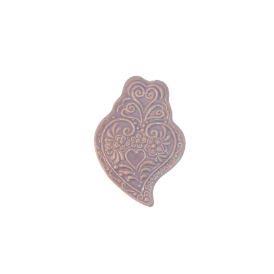 Figura decorativa castanha com padrão floral e coração