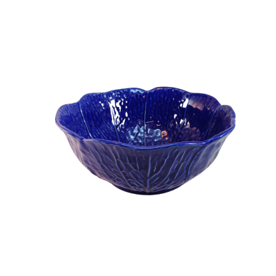 Taça azul em cerâmica com textura de folhas e formato ondulado