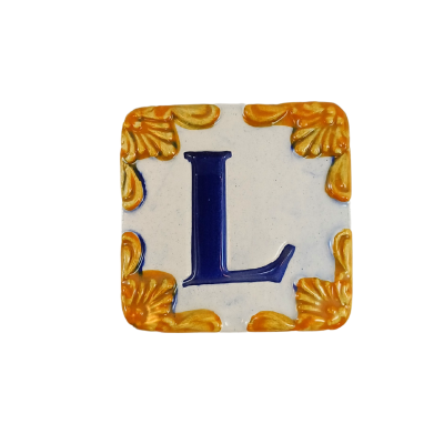 Azulejo quadrado branco com letra L azul e cantos amarelo-alaranjados em relevo