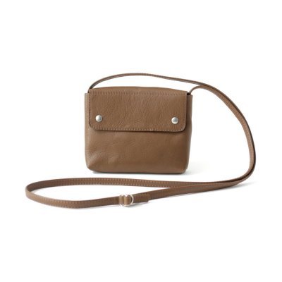 Bolsa pequena em pele castanha com fecho de aba e alça longa ajustável