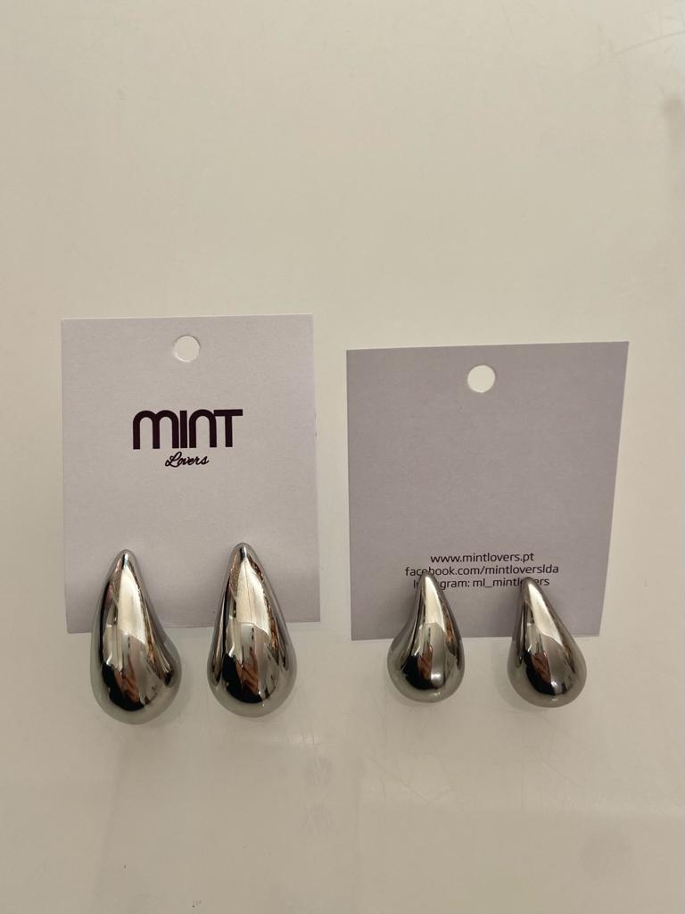 Dois pares de brincos metálicos em cartão branco com logótipo MINT