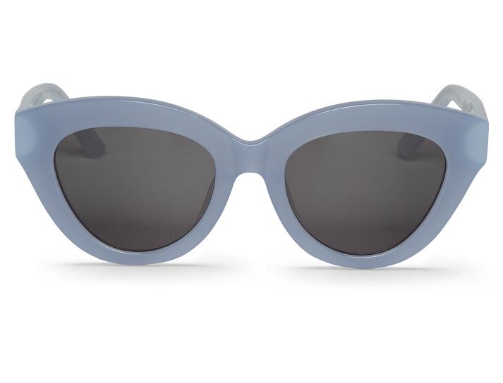 Óculos de sol com armação azul clara e lentes escuras sobre fundo branco