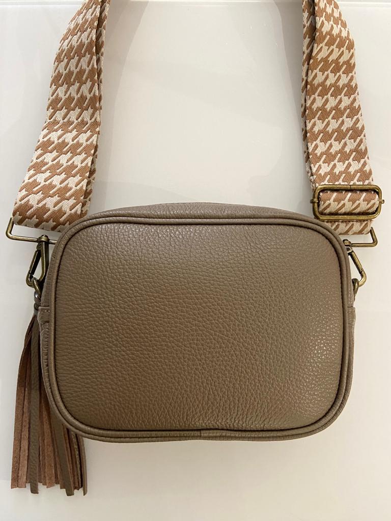 Mala castanha clara com alça bege e branca e franjas