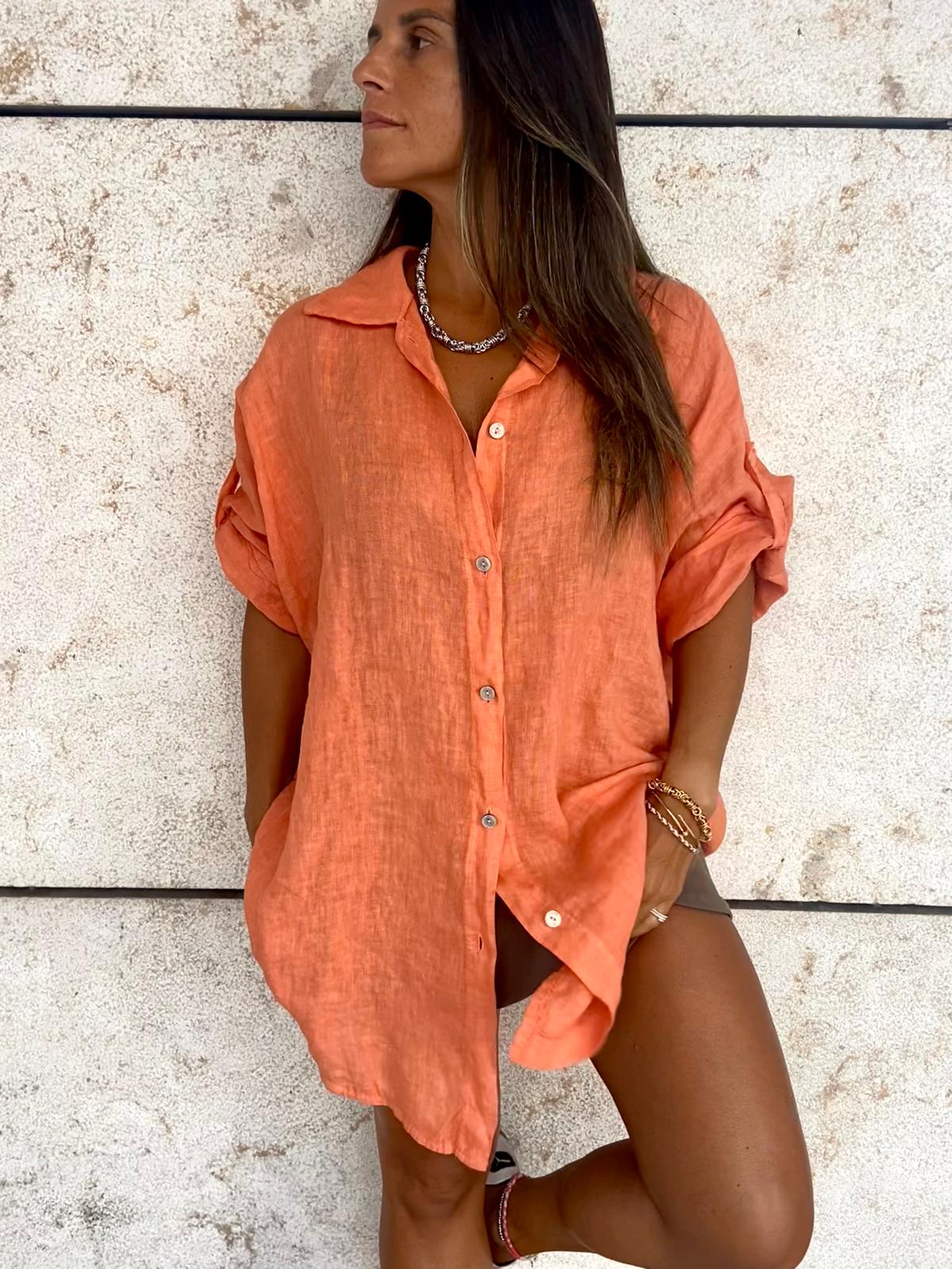 Camisa ou vestido largo de linho laranja com botões e mangas dobradas