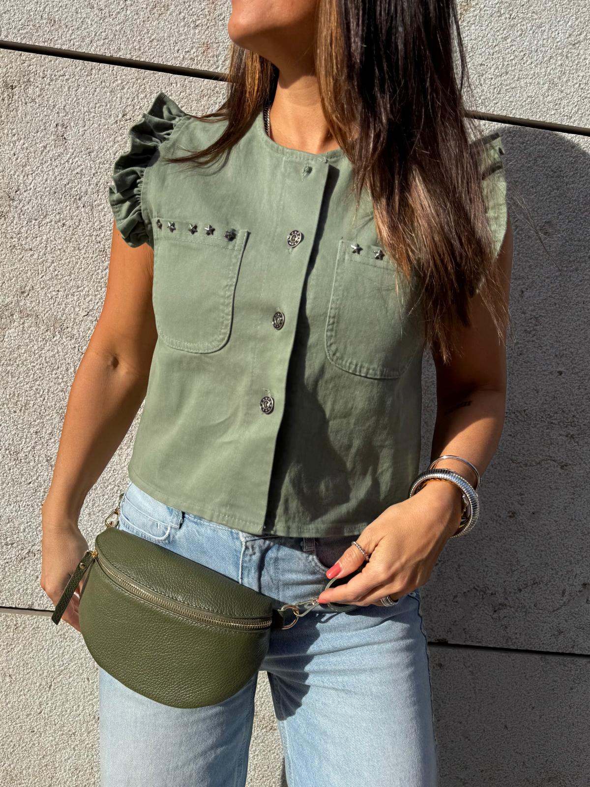 Colete azul esverdeado com botões metálicos e mala verde em pele