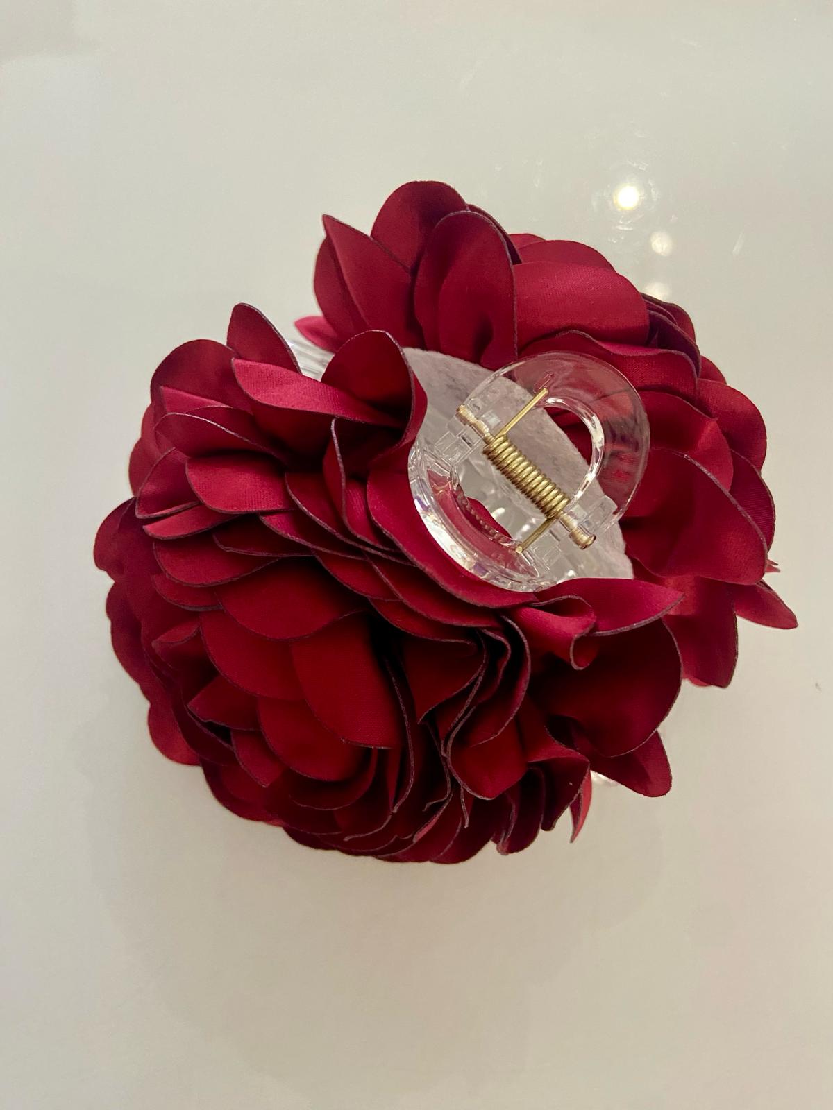 Grampo de cabelo com flor vermelha de tecido e mola metálica em plástico transparente